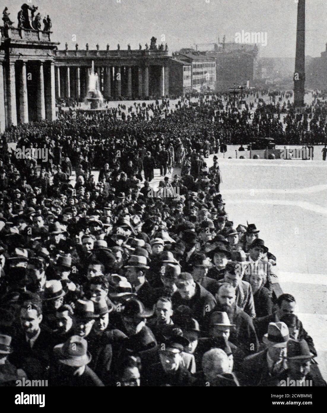 Schwarz-Weiß-Foto von Menschen, die sich auf dem Petersplatz in Rom einweiden, um an den Überresten des Heiligen Vaters, Papst Pius XI. (1857-1939; Papst von 1922), vorbei zu gehen. Stockfoto