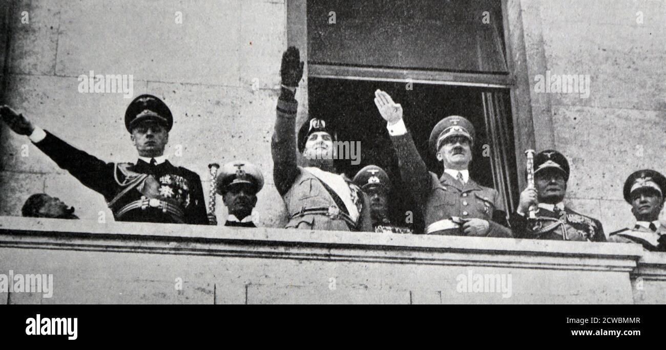Schwarz-Weiß-Fotografie von Adolf Hitler und Benito Mussolini auf einem Balkon, der eine Menschenmenge nach der Unterzeichnung des Stahlpakts grüßen, der ihr Bündnis bildet, 22. Mai 1938 Stockfoto
