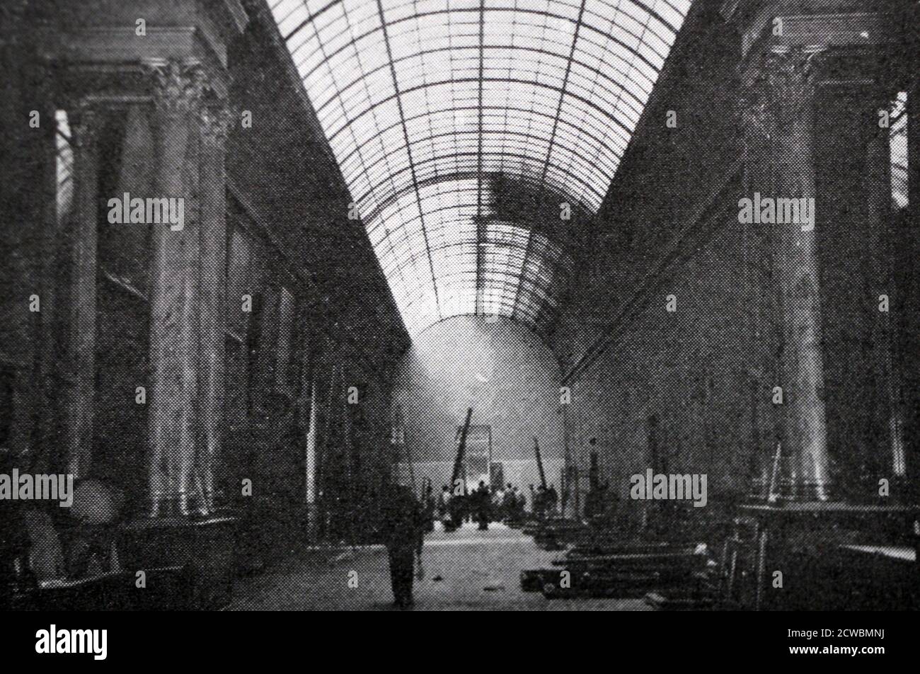 Schwarz-Weiß-Fotografie über die ersten Tage des Krieges in Paris; in der großen Galerie im Louvre Museum, Vorbereitung Kunstwerke für den Schutz im Falle einer Invasion. Stockfoto