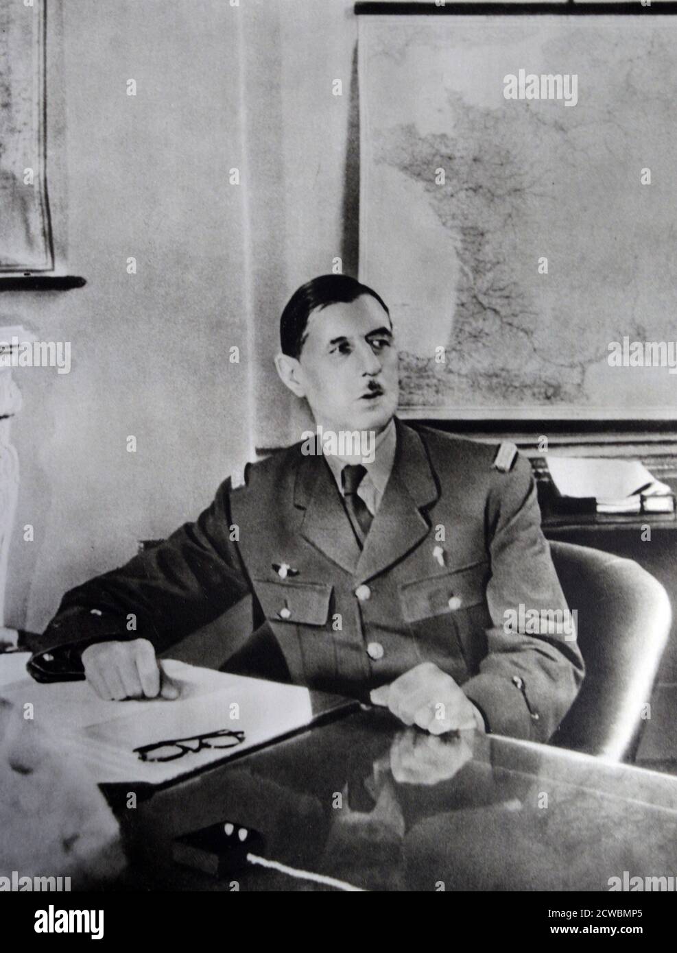 Schwarz-Weiß-Fotografie des französischen Generals Charles de Gaulle (1890-1970) in seinem Büro in London. Stockfoto