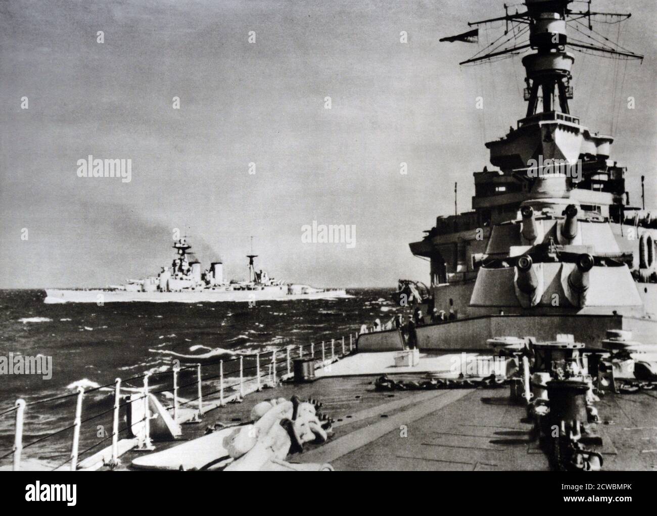 Schwarz-Weiß-Fotografie des britischen Kriegsschiffs 'Repulse'. Stockfoto