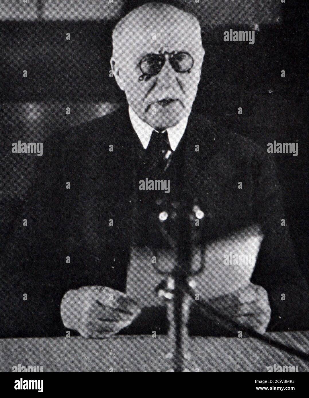 Schwarz-Weiß-Fotografie von Marschall Philippe Petain (1856-1951), Präsident des Rates, kündigt per Radio seine Absicht, einen Waffenstillstand mit Deutschland, 17. Juni 1940. Stockfoto