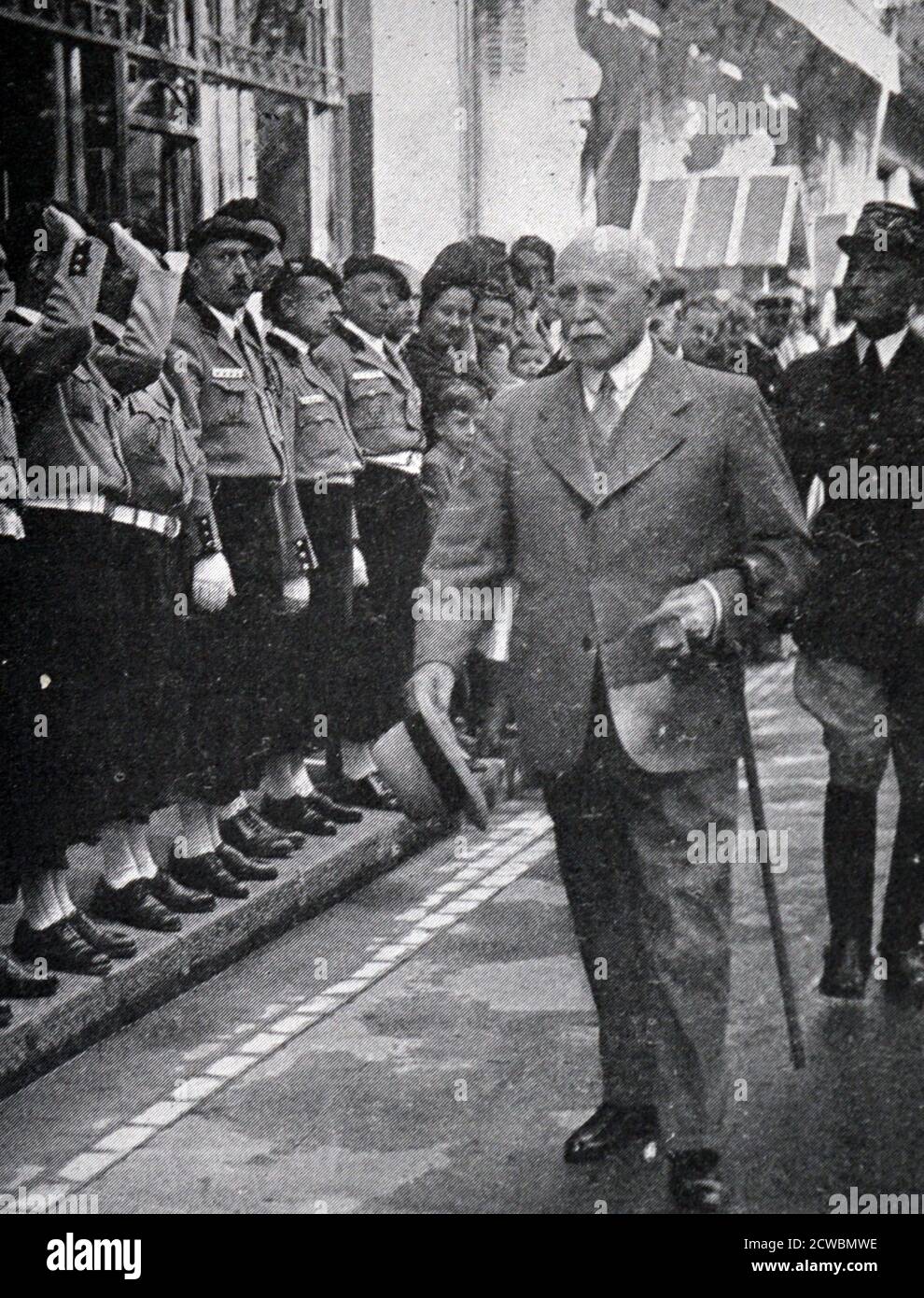 Schwarz-Weiß-Foto von Marschall Phillippe Petain (1856-1951) Überprüfung Legionäre während des Vichy-Regimes. Stockfoto