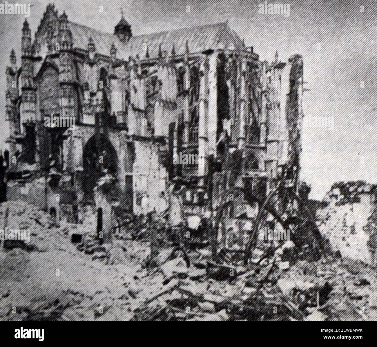 Schwarz-Weiß-Fotografie von Frankreich während des Zweiten Weltkriegs (1939-1945) vor dem Waffenstillstand unterzeichnet mit Deutschland; die Kathedrale von Beauvais in Ruinen. Stockfoto