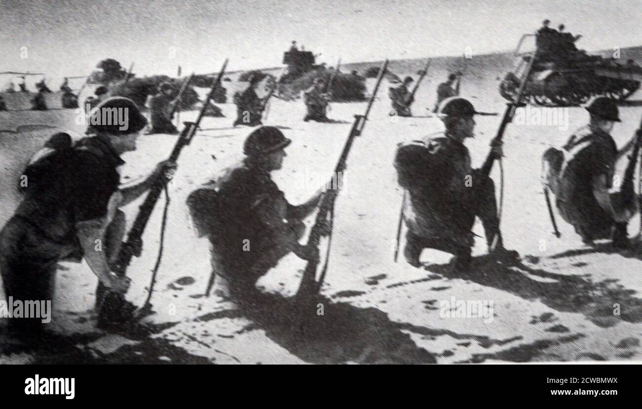 Schwarz-Weiß-Foto von australischen Soldaten kämpfen in der Schlacht von Bardia während des Zweiten Weltkriegs (1939-1945); Bardia ist ein mediterraner Seehafen im Osten Libyens. Stockfoto