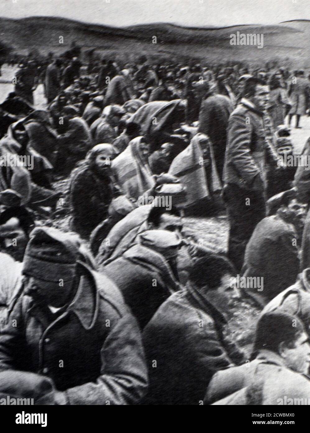 Schwarz-Weiß-Fotografie des Zweiten Weltkriegs (1939-1945); jugoslawische Gefangene sitzen auf einem Feld während der Invasion Jugoslawiens im April 1941 durch Deutschland. Stockfoto