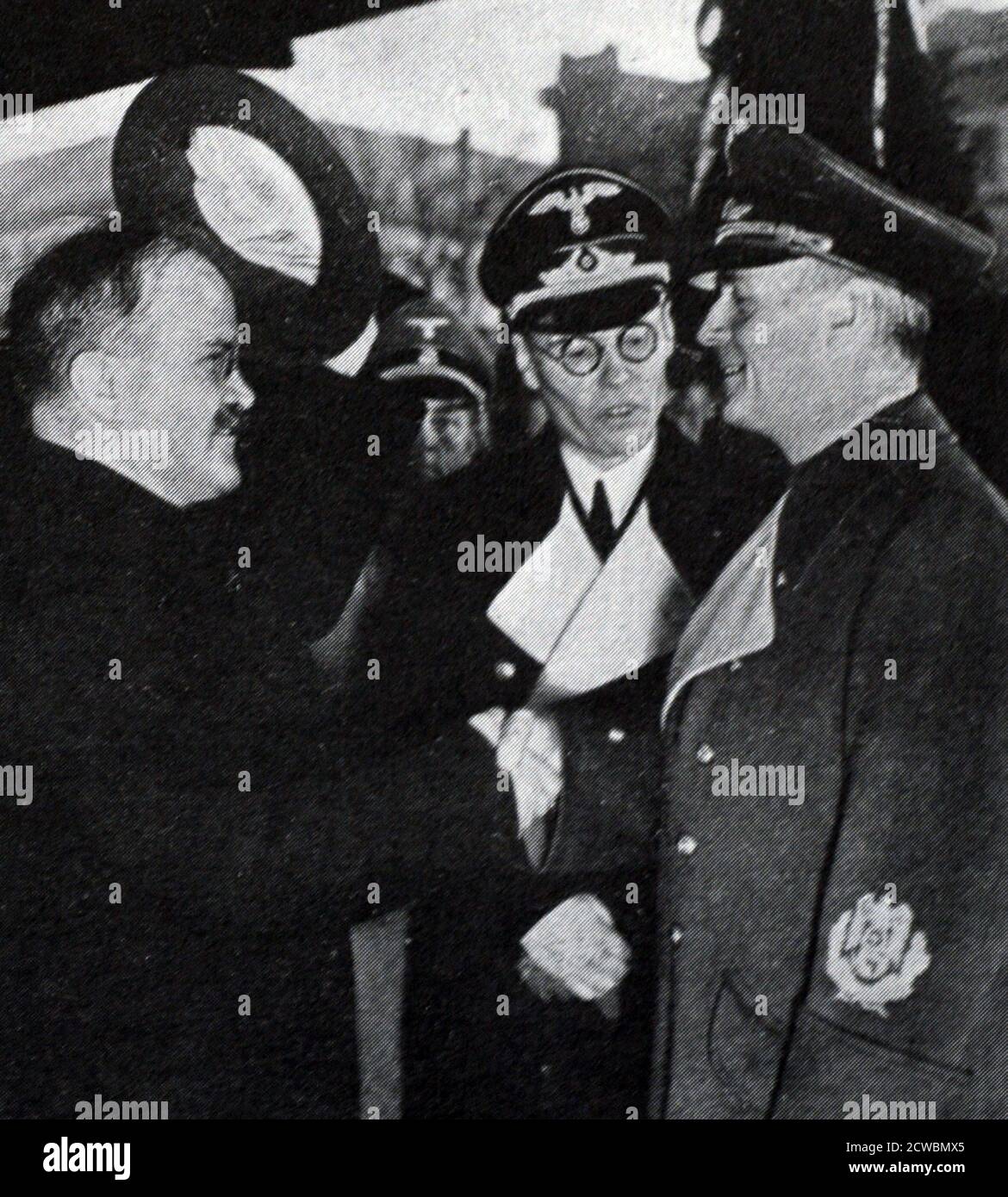 Schwarz-Weiß-Fotografie des Zweiten Weltkriegs (1939-1945); Wjatscheslaw Molotow (1890-1986) besucht Berlin im November 1940, wobei er sich mit Joachim von Ribbentrop (1893-1946), dem deutschen Außenminister, die Hände schüttelte. Stockfoto