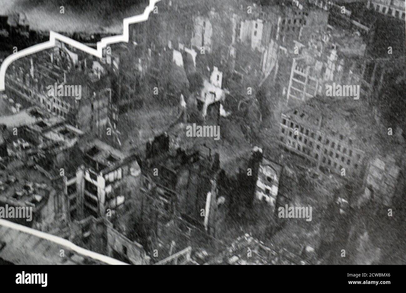 Schwarz-Weiß-Fotografie der Bombardierung Londons während der Schlacht von Großbritannien im Zweiten Weltkrieg (1939-1945); eine Luftaufnahme eines Teils der Stadt London nach einem Bombenangriff. Stockfoto