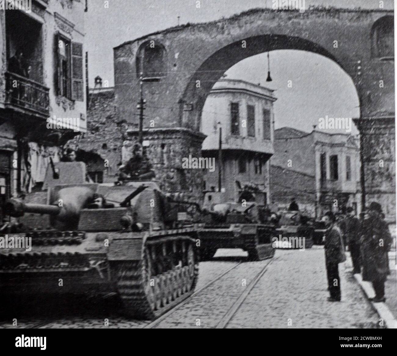 Schwarz-Weiß-Fotografie des Zweiten Weltkriegs (1939-1945); Deutsche Truppen dringen in Salonika zur Hilfe italienischer Truppen in Griechenland ein, April 1941. Stockfoto