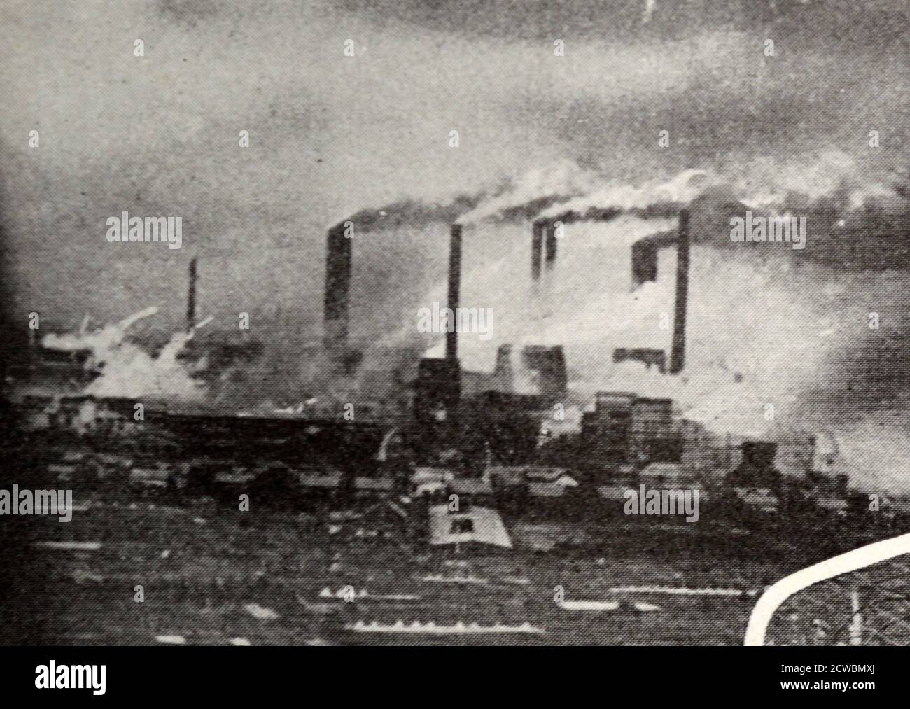 Schwarz-Weiß-Fotografie des Bombenanschlags auf London während der britischen Schlacht im Zweiten Weltkrieg (1939-1945); eine Fabrik brannte in einem Londoner Vorort nach einem deutschen Überfall. Stockfoto
