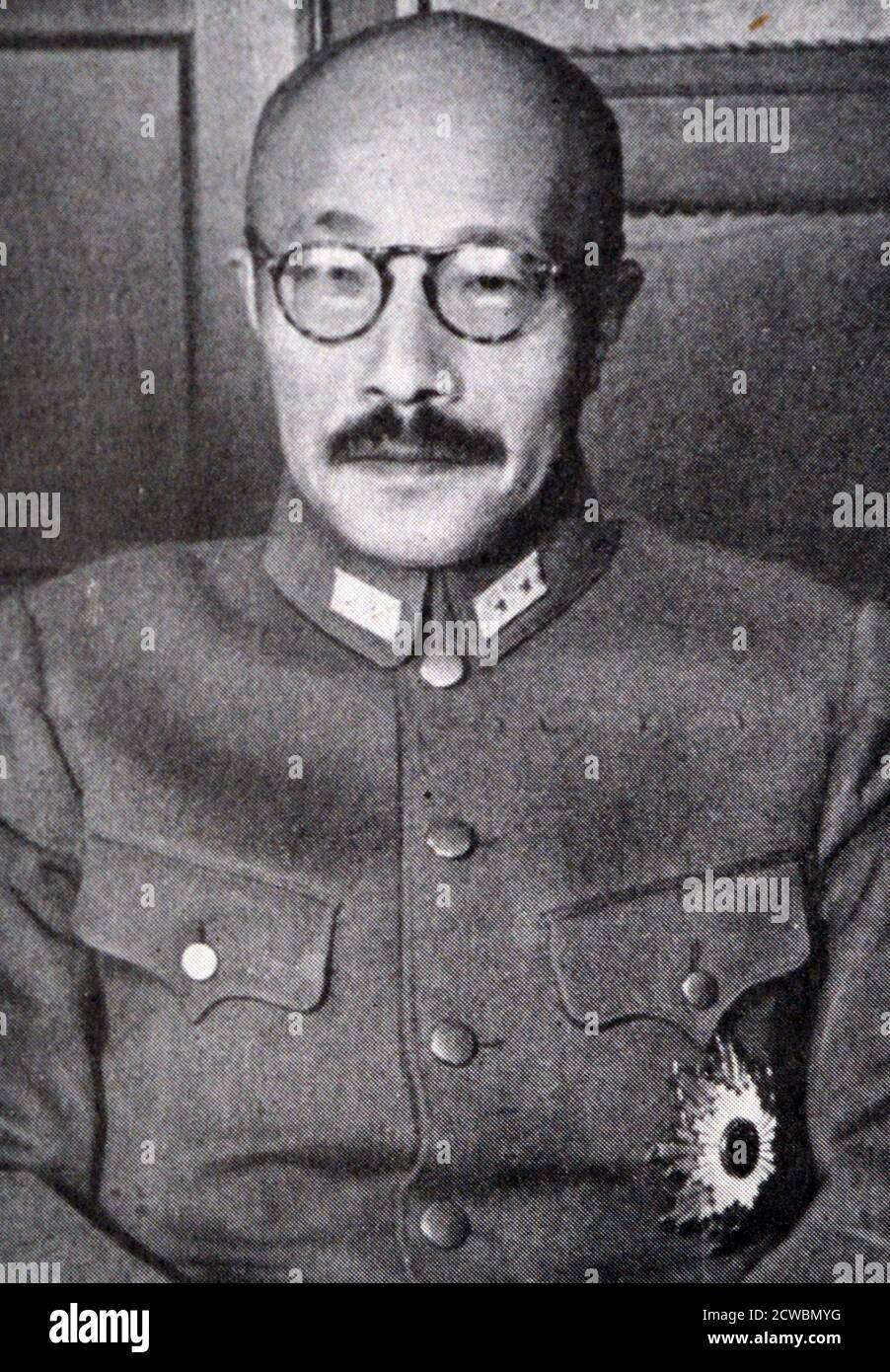 Schwarz-Weiß-Foto des Zweiten Weltkriegs (1939-1945); General Hideki Tojo (1884-1948), der Premierminister von Japan am 14. Oktober 1941 wurde, nahm eine feindliche Haltung gegenüber den Vereinigten Staaten sofort nach dem Beitritt zur Regierung. Stockfoto