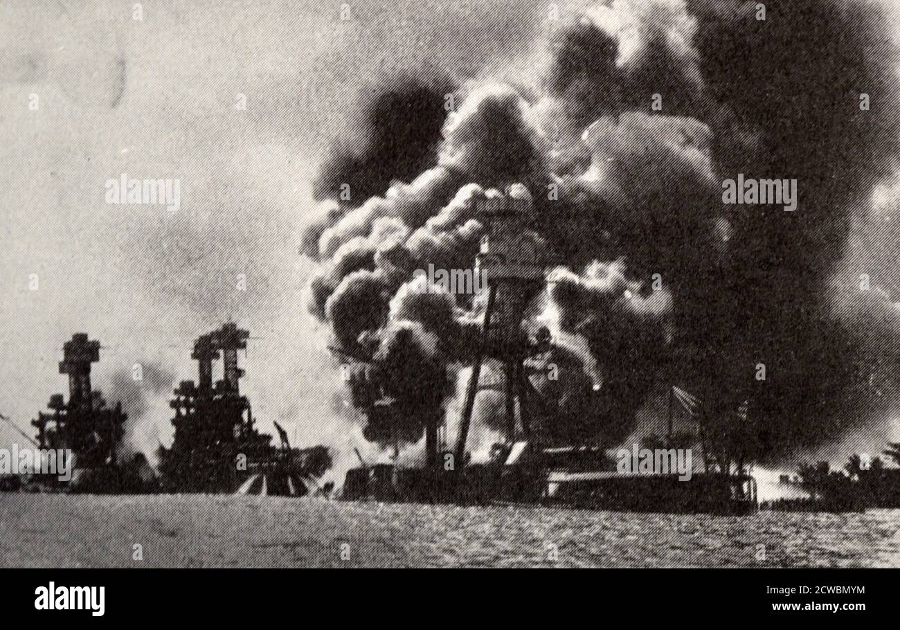 Schwarz-Weiß-Fotografie des Zweiten Weltkriegs (1939-1945); amerikanische Kriegsschiffe entflammen nach dem Überraschungsangriff des Empire of Japan auf den amerikanischen Marinestützpunkt Pearl Harbor Hawaii am 7. Dezember 1941. Der Angriff führte in den Vereinigten Staaten erklärt Krieg gegen Japan und Eintritt in den Zweiten Weltkrieg Stockfoto
