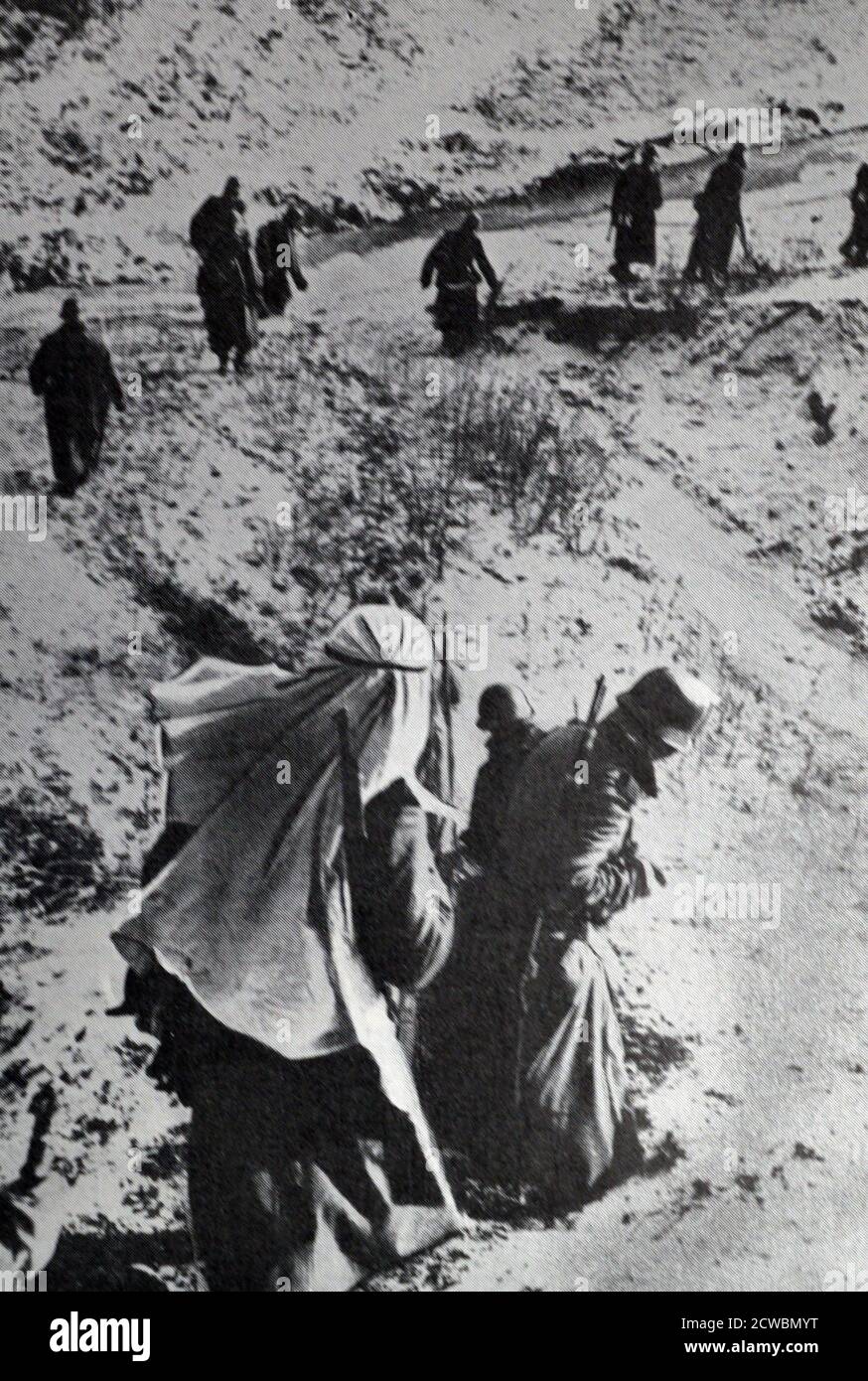 Schwarz-Weiß-Fotografie des Zweiten Weltkriegs (1939-1945); an der russischen Front vor dem Winter 1942. Deutsche Soldaten marschieren zu Fuß durch den Schnee. Stockfoto