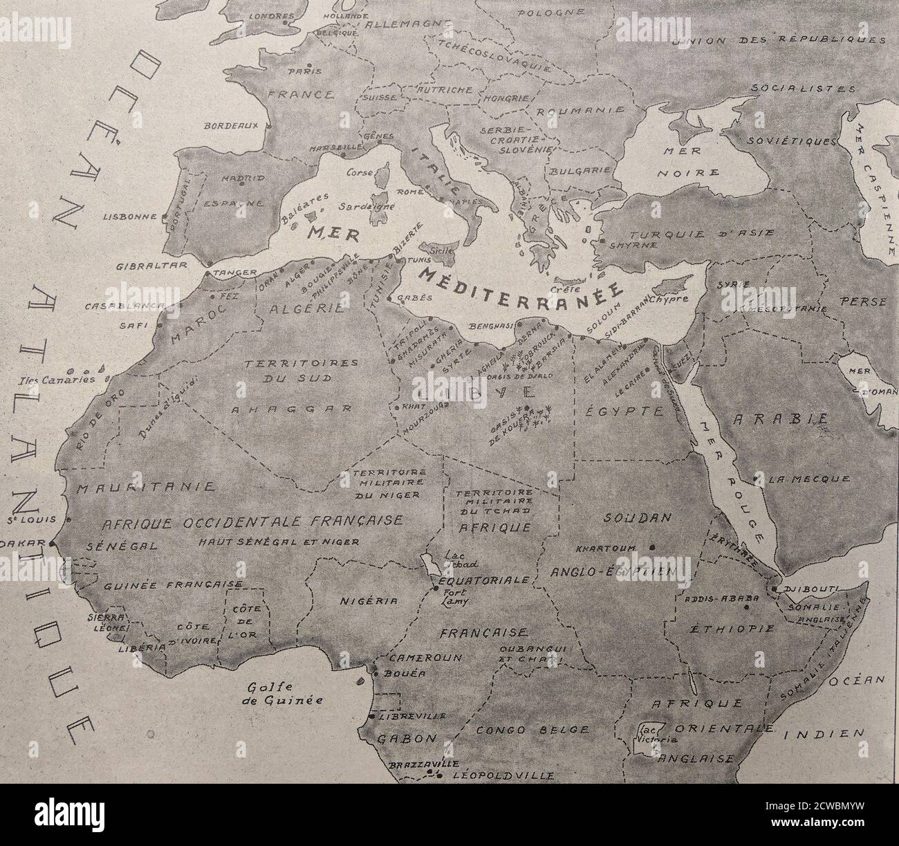 Schwarz-Weiß-Fotografie des Zweiten Weltkriegs (1939-1945); eine Karte des Krieges in Afrika. Vom Atlantischen Ozean bis zum Roten Meer, von Dakar bis Kairo erstreckt sich die afrikanische Front 7,600 km Stockfoto
