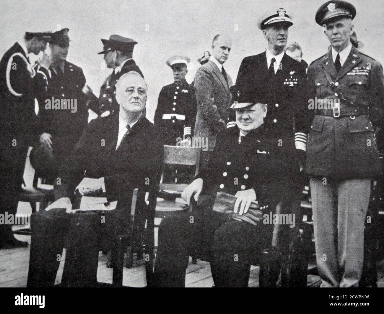 Schwarz-Weiß-Fotografie des Zweiten Weltkriegs (1939-1945); ein Treffen zwischen US-Präsident Franklin D. Roosevelt (1882-1945) und dem britischen Premierminister Sir Winston Churchill (1874-1965) auf einem Schiff auf See. Sie legen die Charta des Atlantiks fest, 14. August 1941. Stockfoto