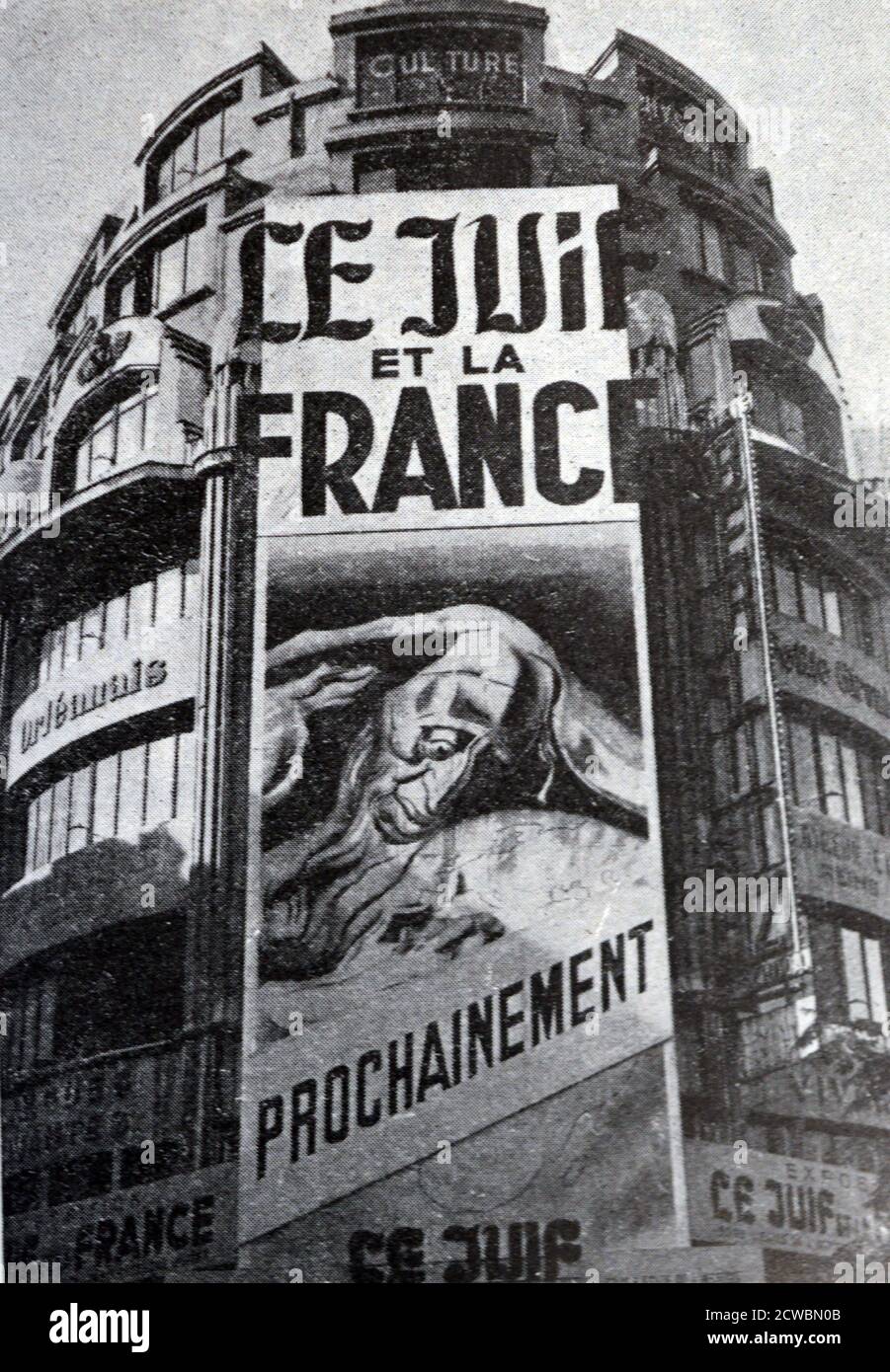 Schwarz-Weiß-Fotografie des Zweiten Weltkriegs (1939-1945); "Was wir während der Besetzung von Paris in den Straßen und an den Wänden sahen". Ein antijüdisches Plakat, das Juden als Sündenböcke darstellt. Stockfoto