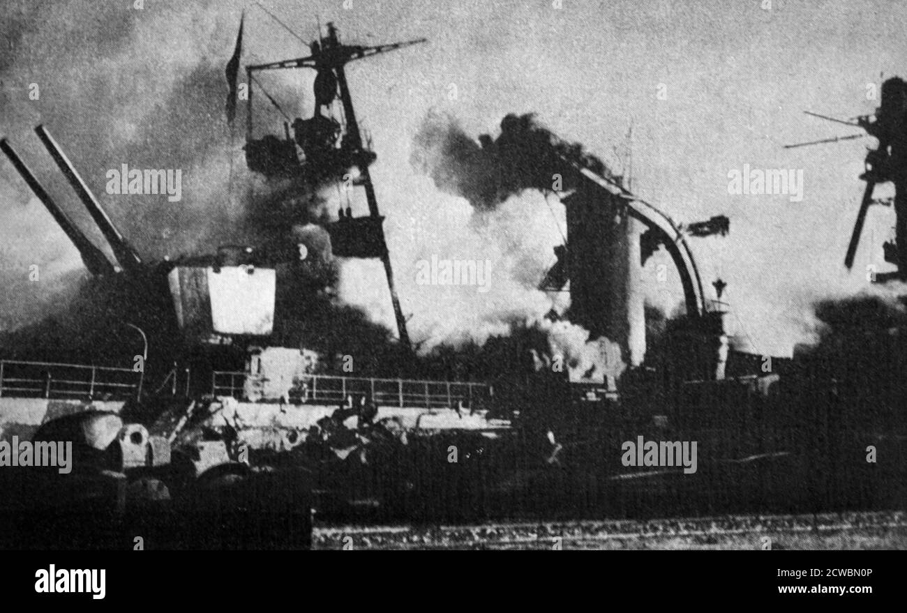 Schwarz-Weiß-Fotografie des Zweiten Weltkriegs (1939-1945); der beabsichtigte Untergang der französischen Flotte in Toulon, mit einem Foto des französischen Schiffes 'Duleix' in Flammen. Stockfoto