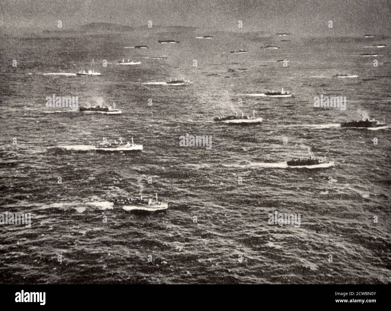 Schwarz-Weiß-Fotografie des Zweiten Weltkriegs (1939-1945); die alliierte Offensive in Nordafrika; eine riesige Armada von 850 Schiffen nähert sich am 8. November 1942 der afrikanischen Küste. Stockfoto