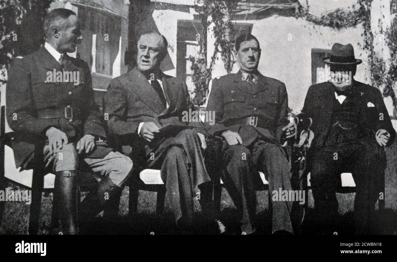 Schwarz-Weiß-Fotografie des Zweiten Weltkriegs (1939-1945); Foto von vier Männern, die auf der Casablanca-Konferenz saßen: Französischer General Henri Giraud (1879-1949), US-Präsident Franklin D. Roosevelt (1882-1945), französischer General Charles de Gaulle (1890-1970) und britischer Premierminister Sir Winston Churchill (1874-1965), im Januar 1943. Stockfoto