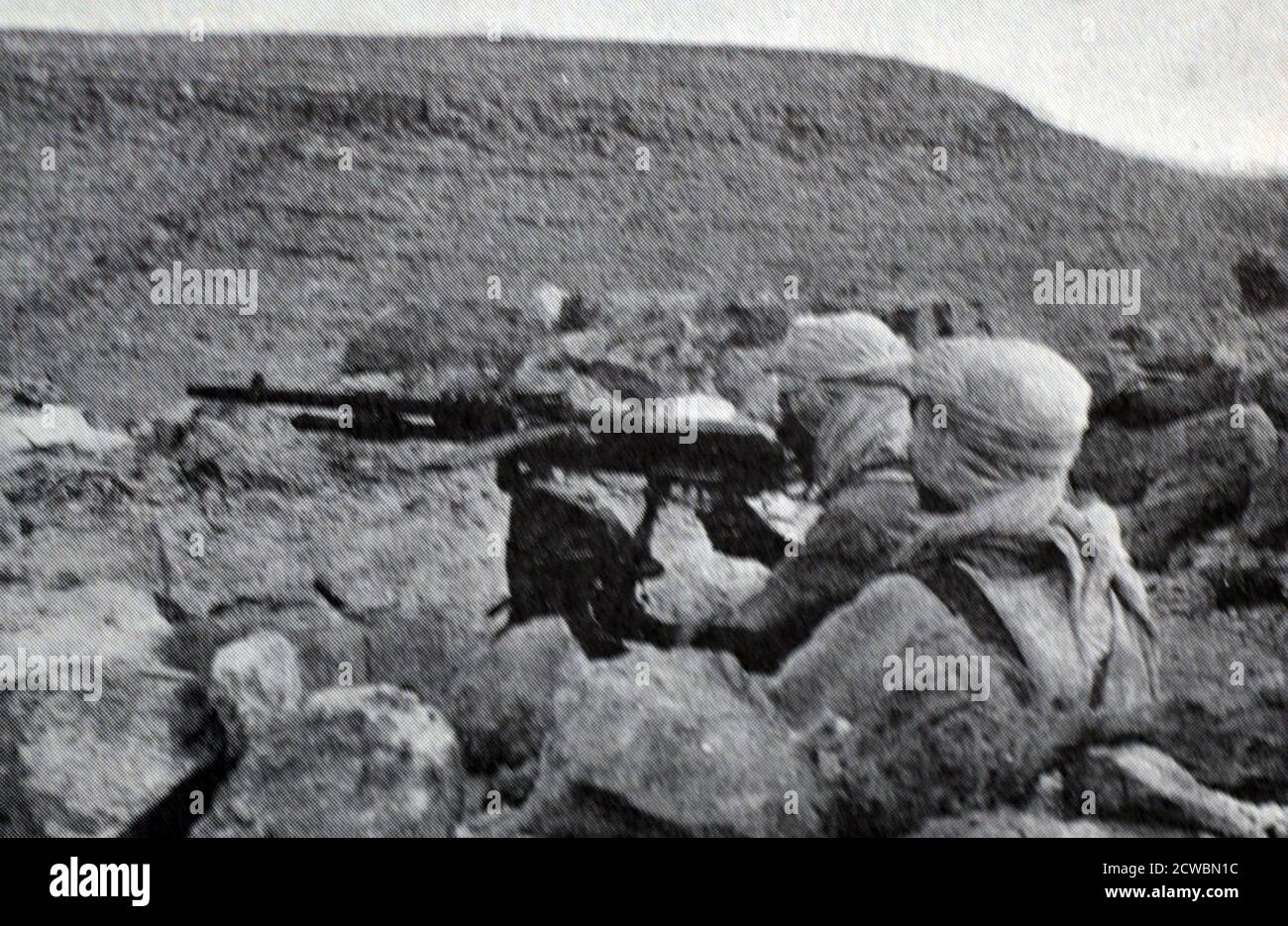 Schwarz-Weiß-Fotografie des Zweiten Weltkriegs (1939-1945); französische Truppen an der Front in Nordafrika. Maschinengewehrschützen der Meharisten, allgemein bekannt als die Kamelkavallerie während des Krieges. Stockfoto Schwarz-Weiß-Fotografie des Zweiten Weltkriegs (1939-1945); französische Truppen an der Front in Nordafrika. Maschinengewehrschützen der Meharisten, allgemein bekannt als die Kamelkavallerie während des Krieges. Stockfoto