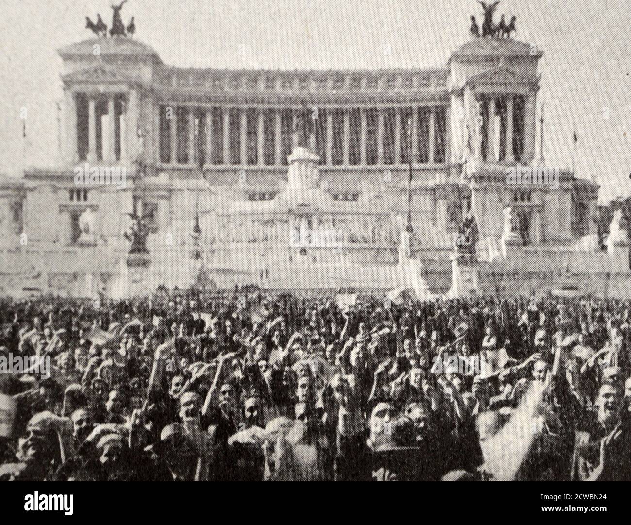 Schwarz-Weiß-Fotografie des Zweiten Weltkriegs (1939-1945) zeigt eine große Menschenmenge auf der Piazza von Venedig, die den Sieg der Alliierten verkündete, an der gleichen Stelle, wo Mussolini so oft von frenetischen Ovationen und Beifall desselben römischen Volkes ausgesetzt war. Stockfoto