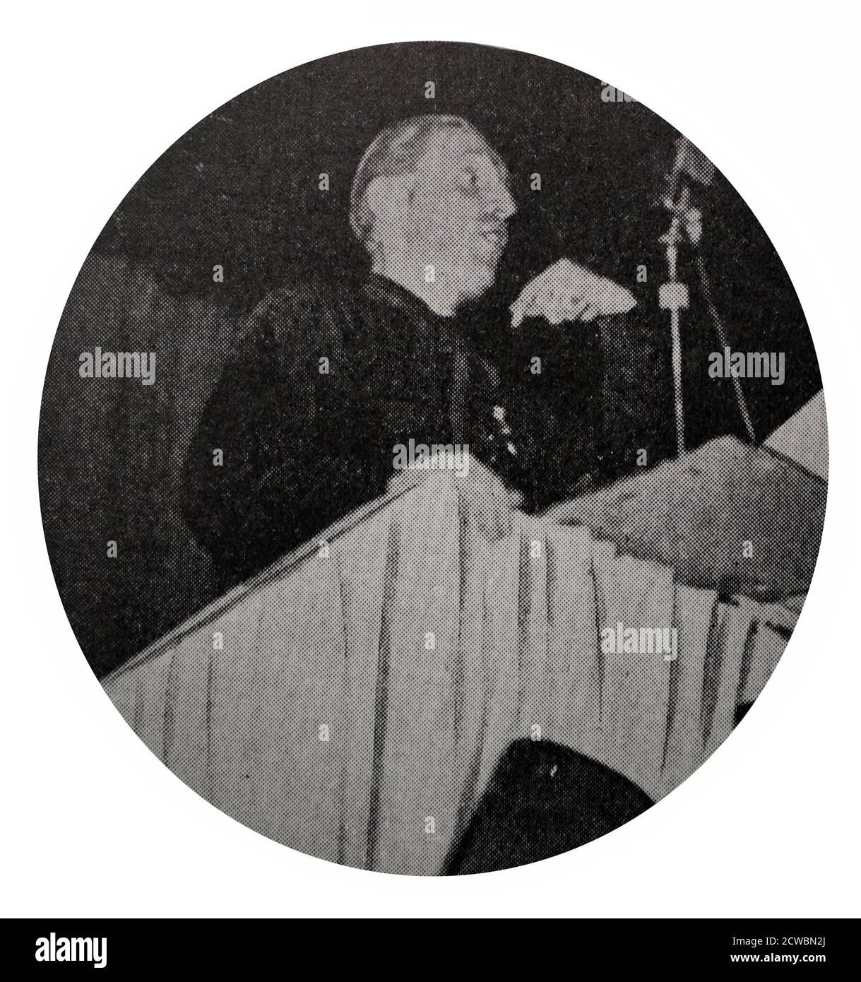 Schwarz-Weiß-Fotografie des Zweiten Weltkriegs (1939-1945) zeigt die "Stars" (Vedetten) der französischen Zusammenarbeit mit Deutschland; Herold Paquis (1912-1945), der täglich über das Radio behauptete, England müsse wie Karthago zerstört werden. Stockfoto