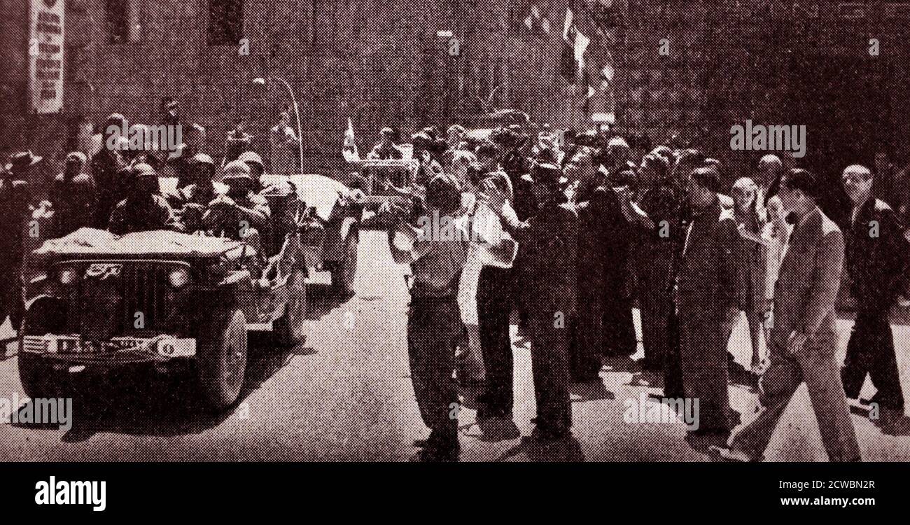 Schwarz-Weiß-Fotografie des Zweiten Weltkriegs (1939-1945) zeigt französische Truppen, die in Sienna einmarschieren und unter dem Beifall des Volkes durch die Straßen marschieren. Stockfoto