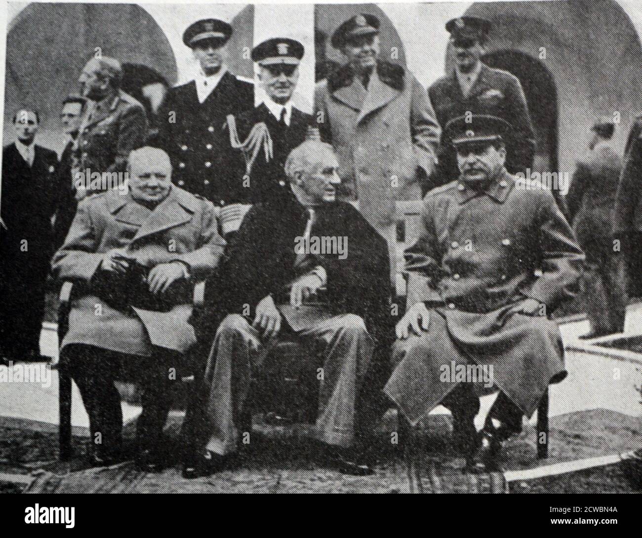 Schwarz-Weiß-Foto des Zweiten Weltkriegs (1939-1945) zeigt drei Führer, die auf der Jalta-Konferenz, die am 4-12. Februar 1945 stattfand, saßen: Der britische Premierminister Sir Winston Churchill (1874-1965), US-Präsident Franklin D. Roosevelt (1882-1945) und der sowjetische Führer Josef Stalin (1878-1953). Stockfoto