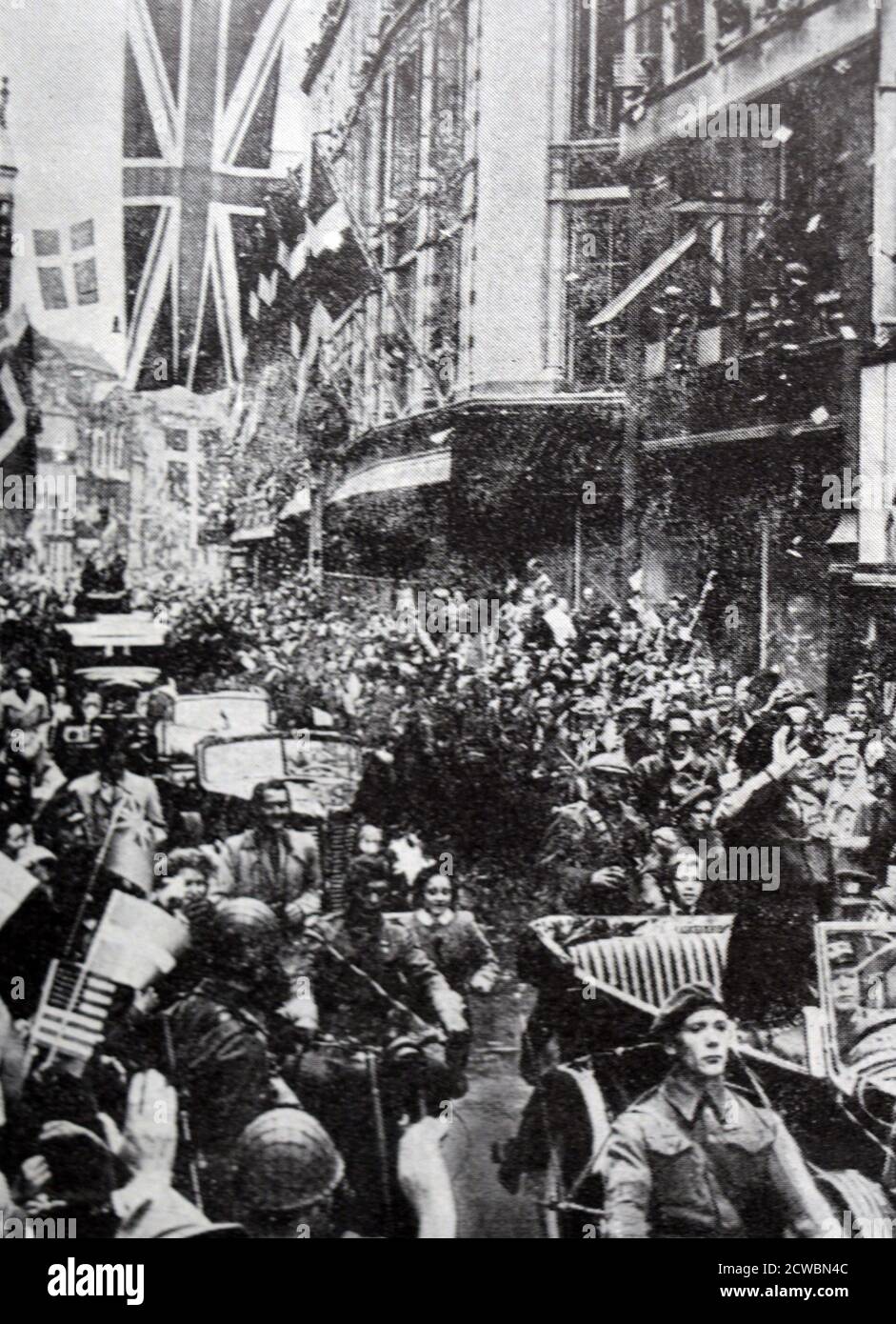 Schwarz-Weiß-Fotografie des Zweiten Weltkriegs (1939-1945) zeigt Bilder ein freies Europa nach der Niederlage Nazi-Deutschlands; der britische General Bernard Montgomery (1887-1976) wird in Kopenhagen gefeiert, als er in einem Auto durch die Straßen fährt, das den Menschen winkt. Stockfoto