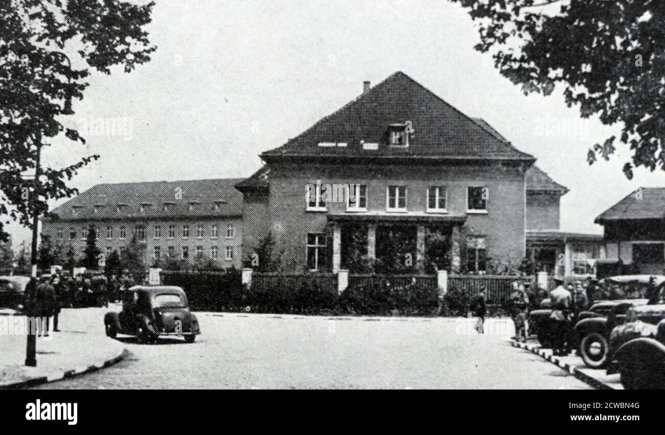 Schwarz-Weiß-Fotografie des Zweiten Weltkriegs (1939-1945) mit Bildern zur bedingungslosen Kapitulation der deutschen Streitkräfte an die Alliierten; die Militärschule in Reims, wo die deutsche Kapitulation am 7. Mai 1945 unterzeichnet wurde. Stockfoto