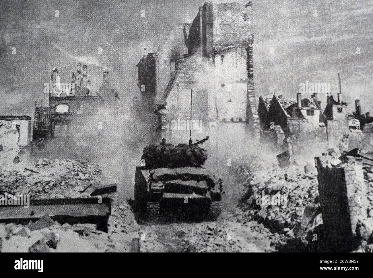 Schwarz-Weiß-Fotografie des Zweiten Weltkriegs (1939-1945) zeigt Panzer der 7. Amerikanischen Armee in Aktion unter den Ruinen der Stadt Nürnberg, die den Alliierten am 20. April 1945 fiel. Stockfoto