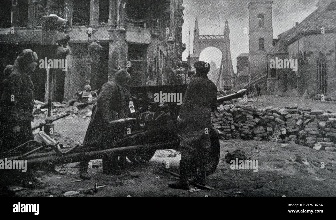 Schwarz-Weiß-Fotografie des Zweiten Weltkriegs (1939-1945) zeigt sowjetische Artillerie in den Straßen von Budapest, Februar 1945. Das Foto wurde nach einer langen Schlacht auf den Straßen aufgenommen. Stockfoto