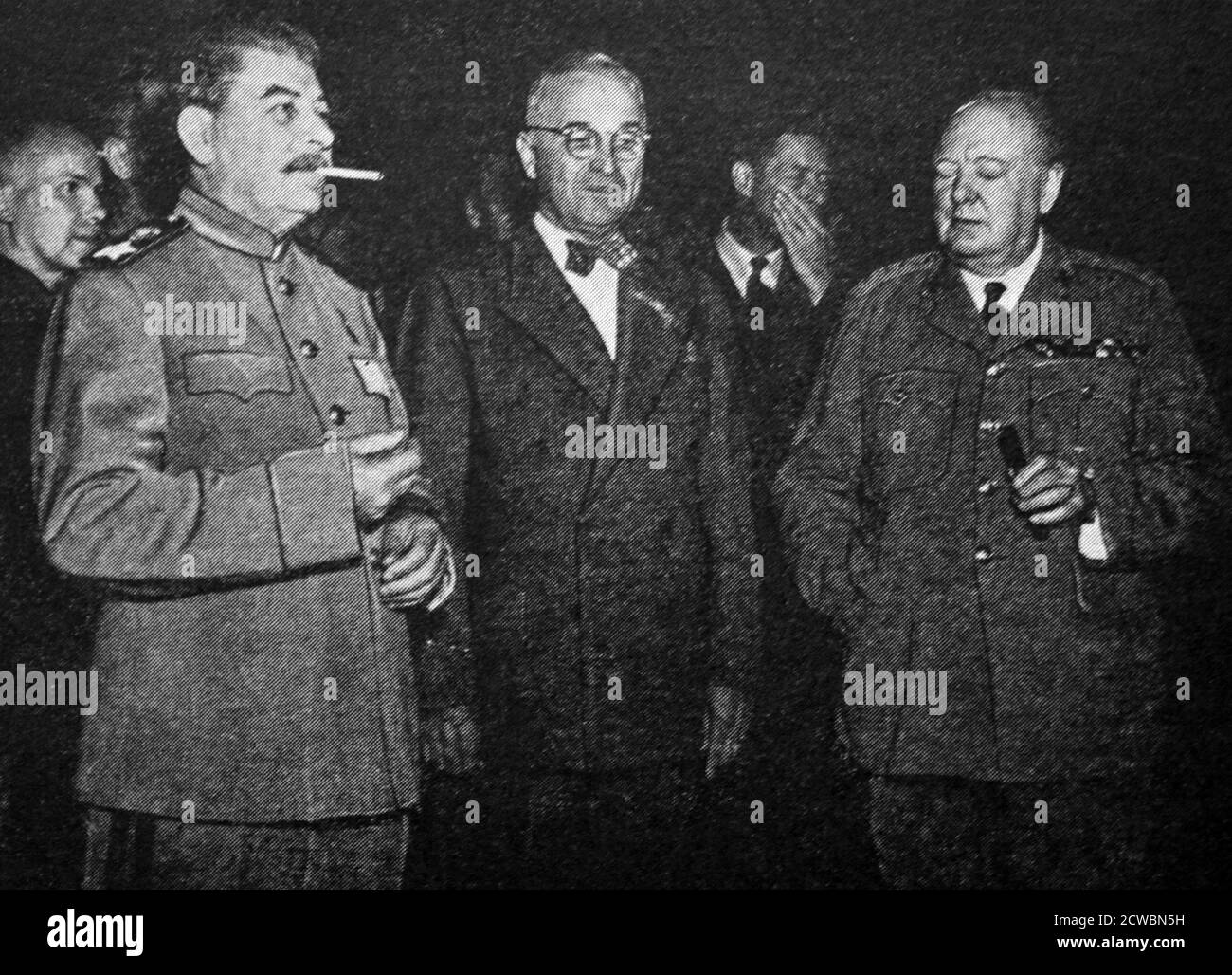 Schwarz-Weiß-Fotografie des Zweiten Weltkriegs (1939-1945) zeigt den sowjetischen Führer Josef Stalin (1878-1953), US-Präsident Harry S. Truman (1884-1972) und den britischen Premierminister Sir Winston Churchill (1874-1965) auf der Potsdamer Konferenz im Juli 1945. Stockfoto
