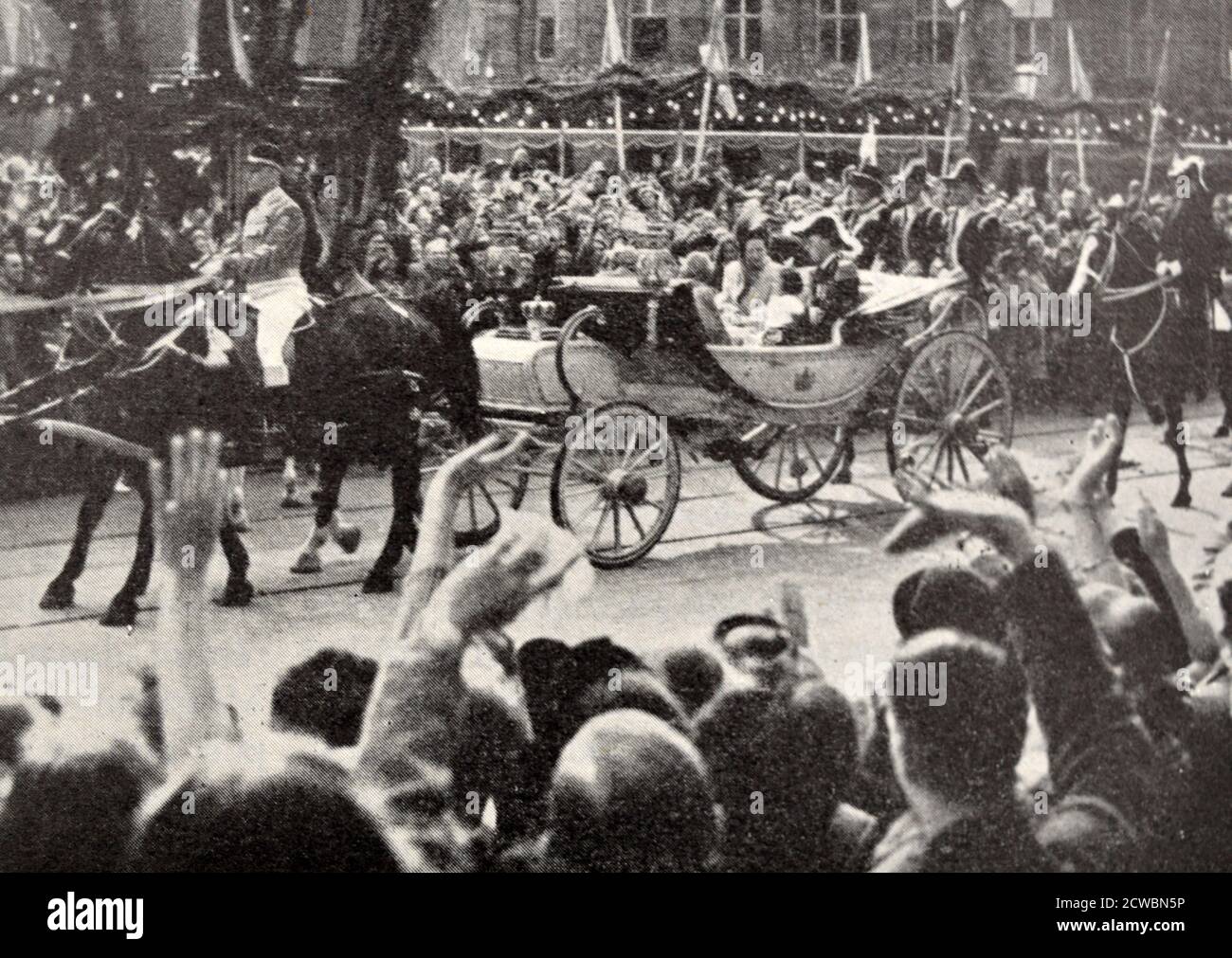 Schwarz-Weiß-Fotografie Königin Juliana von den Niederlanden (1909-2004; Königin von 1948-1980), die im September 1948 durch die Straßen Amsterdams ging, nachdem sie nach der Abdankung ihrer Mutter zur Königin ernannt wurde. Stockfoto
