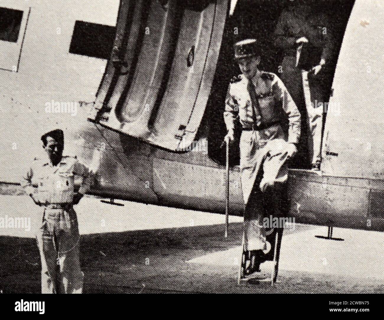 Schwarz-Weiß-Fotografie des französischen Generals Philippe Leclerc (1902-1947), der nach Indochina zurückkehrt. Stockfoto