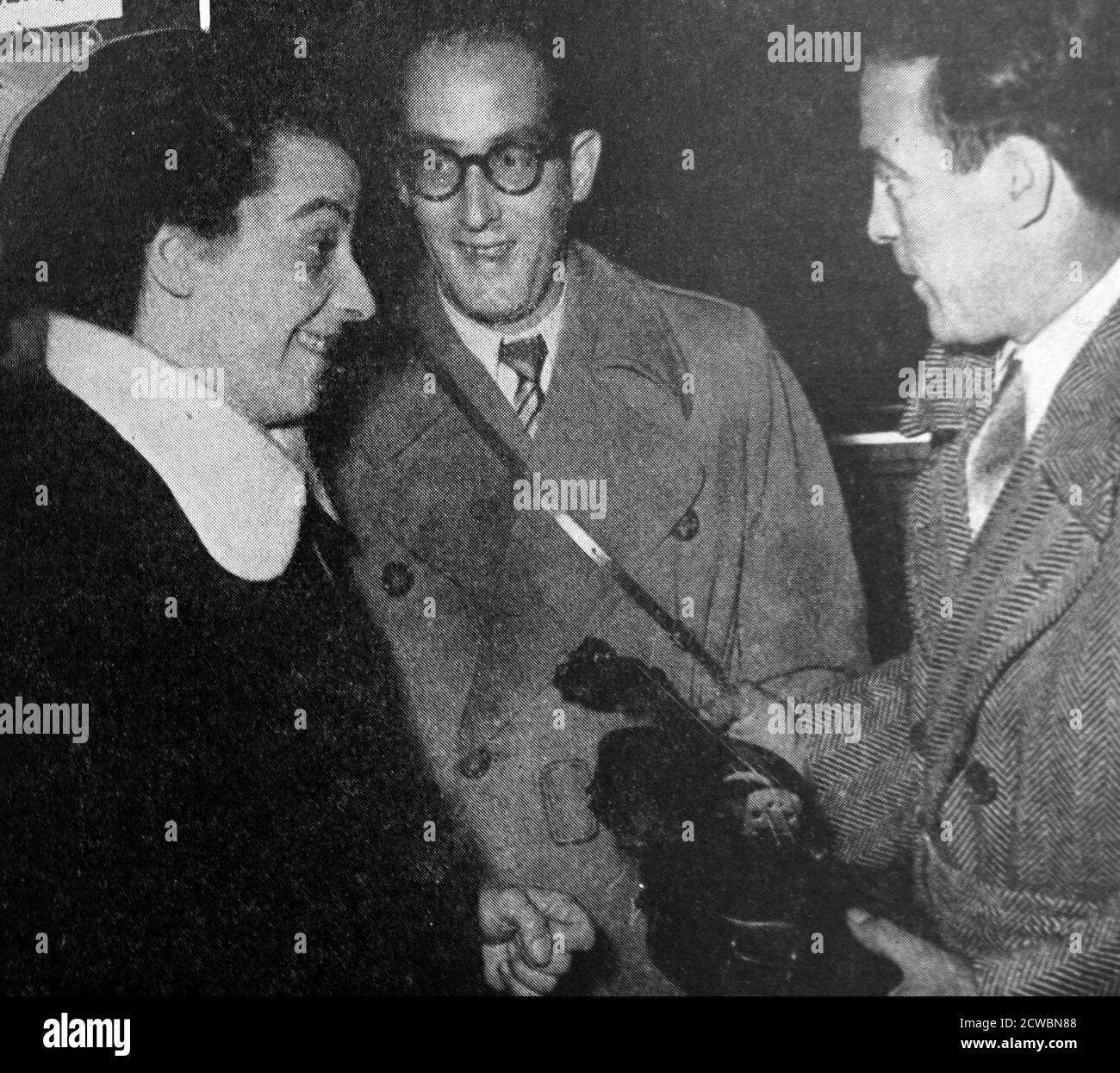 Schwarz-Weiß-Fotografie von "Images of the World: 1949-1950"; Boxmeister Marcel Cerdan (1916-1949) und Geigerin Ginette Neveu (1919-1949) vor dem Flugzeugabsturz auf den Azoren von Air France Flug 009 am 28. Oktober 1949, bei dem beide getötet wurden. Stockfoto