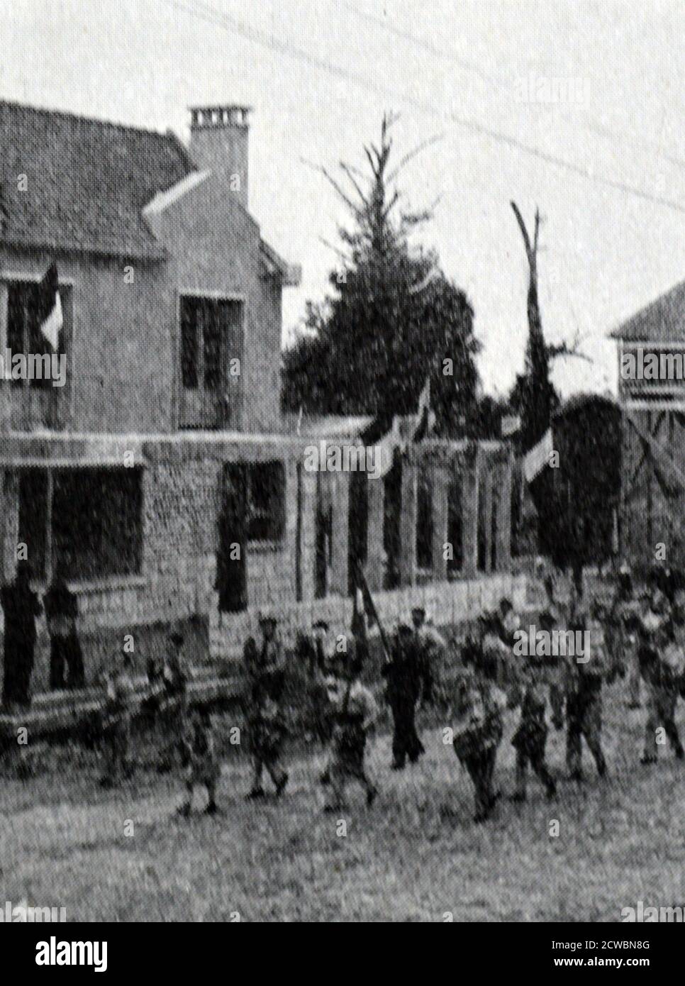 Schwarz-Weiß-Fotografie zeigt den Wiederaufbau einer zerstörten Normandie nach dem Ende des Zweiten Weltkriegs (1939-1945); die Einweihung der neu wiederaufgebauten normannischen Stadt EPRON. Stockfoto