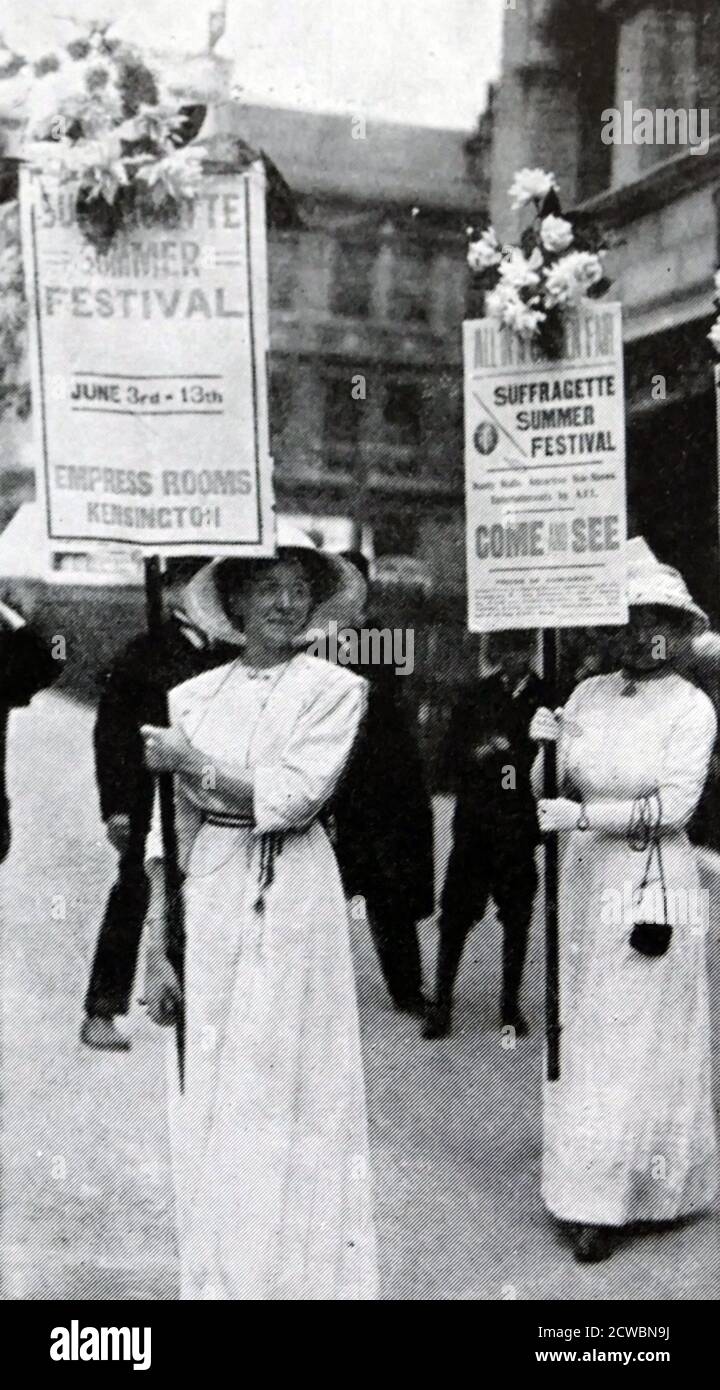 Foto von Suffragettes, einer militanten Frauenorganisation Anfang des 20. Jahrhunderts, die unter dem Banner "Votes for Women" für das Wahlrecht bei öffentlichen Wahlen, bekannt als Frauenwahlrecht, kämpfte. Stockfoto
