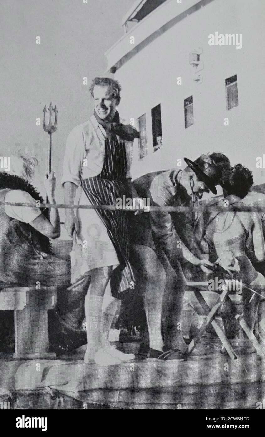 Prinz Phillip (Duke of Edinburgh) nimmt an der "Crossing the Line" Zeremonie im Jahr 1954 Teil. Die Linienkreuzungszeremonie ist ein Initiationsritus, der an die erste Überquerung des Äquators einer Person erinnert. Äquatorüberquerung Zeremonien, typischerweise mit König Neptun, sind üblich in der Marine und werden auch manchmal für die Passagiere Unterhaltung auf zivilen Ozeandampfer und Kreuzfahrtschiffe durchgeführt Stockfoto Prinz Phillip (Duke of Edinburgh) nimmt an der "Crossing the Line" Zeremonie im Jahr 1954 Teil. Die Linienkreuzungszeremonie ist ein Initiationsritus, der an die erste Überquerung des Äquators einer Person erinnert. Äquatorüberquerung Zeremonien, typischerweise mit König Neptun, sind üblich in der Marine und werden auch manchmal für die Passagiere Unterhaltung auf zivilen Ozeandampfer und Kreuzfahrtschiffe durchgeführt Stockfoto