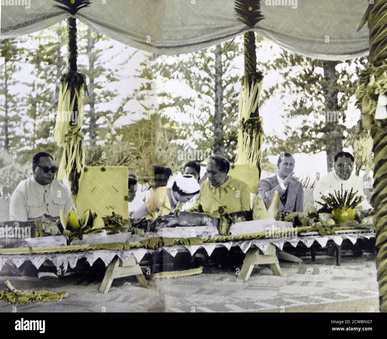 Willkommen zum Besuch von Königin Elisabeth II. Und Prinz Phillip in Tonga im Jahr 1953. Von links nach rechts Kronprinz (später König Tupou IV.), Königin Salote, Königin Elisabeth und Prinz Phillip. Stockfoto
