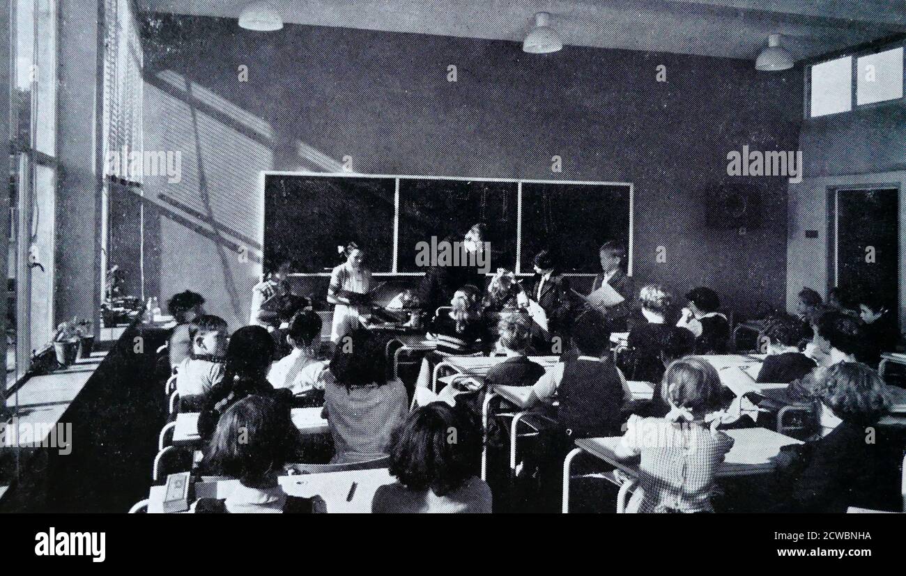 Foto zeigt Jungen und Mädchen in einer Mathe-Klasse an der Sekundarschule in England. 1950 Stockfoto