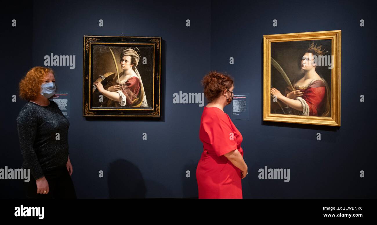 National Gallery, London, Großbritannien. 30. September 2020. Die erste Ausstellung in Großbritannien, die große Artemisia-Ausstellung des Werkes von Artemisia Gentileschi (1593-1654 oder später), wird am 3. Oktober eröffnet und wegen der Sperre von Covid-19 von Anfang April verschoben. Die Ausstellung ist inspiriert von der kürzlichen Übernahme von Gentileschis Selbstporträt als Heilige Katharina von Alexandria durch die Galerie. Bild (von links nach rechts): Artemisia Gentileschi, Selbstporträt als Heilige Katharina von Alexandria (c. 1615-17). Die National Gallery, London; Artemisia Gentileschi, St. Katharina von Alexandria (c. 1615-17). Gallerie degli Uffizien - Firenze. Kredit: Malc Stockfoto