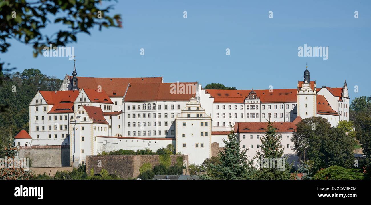 Colditz, Deutschland. September 2020. Das Renaissance Schloss Colditz. Das Schloss gehört zu den Staatspalästen, Burgen und Gärten Sachsens (gGmbH) und erlangte internationale Berühmtheit durch seine Nutzung als Kriegsgefangenenlager 'Oflag IV-C' für alliierte Offiziere im Zweiten Weltkrieg und durch einen Fluchtversuch mit einem von Gefangenen gebauten Segelflugzeug, dem Colditz Glider. Quelle: Peter Endig/dpa-Zentralbild/ZB/dpa/Alamy Live News Stockfoto