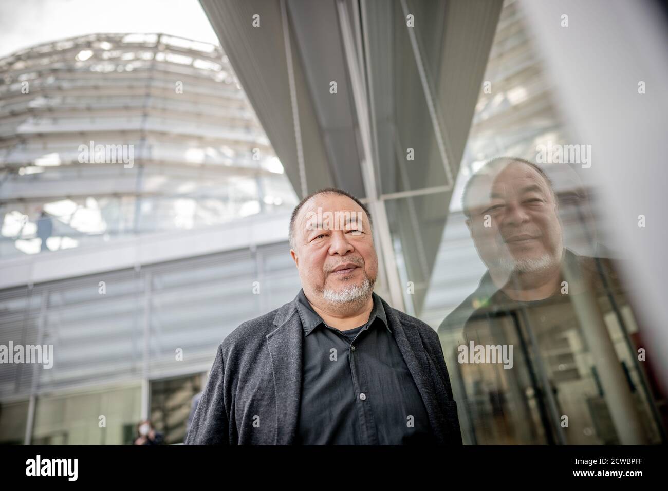 Berlin, Deutschland. September 2020. AI Weiwei, Künstlerin und Menschenrechtsaktivistin, steht auf der Sonderveranstaltung Cinema for Peace: "Ich bin ein Hongkong" auf Fraktionsebene des Bundestages. Dem Menschenrechtsbeauftragten des Bundestages wurde der Film "Krönung" von Ai Waiwai gezeigt und anschließend wurde eine Podiumsdiskussion abgehalten, um aktuelle Fragen zu Hongkong und Taiwan zu diskutieren. Quelle: Michael Kappeler/dpa/Alamy Live News Stockfoto