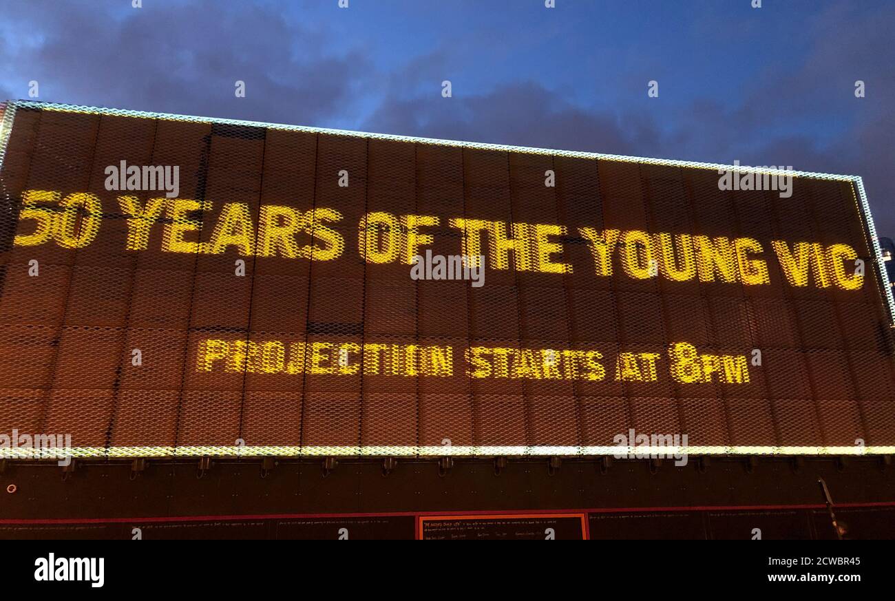 Das YV 50th Projection Project, mit Menschen und Produktionen aus fünf Jahrzehnten im Young Vic in the Cut, London SE1. Das Theater, das im September 1970 eröffnet wurde, feiert seinen 50. Geburtstag. Stockfoto