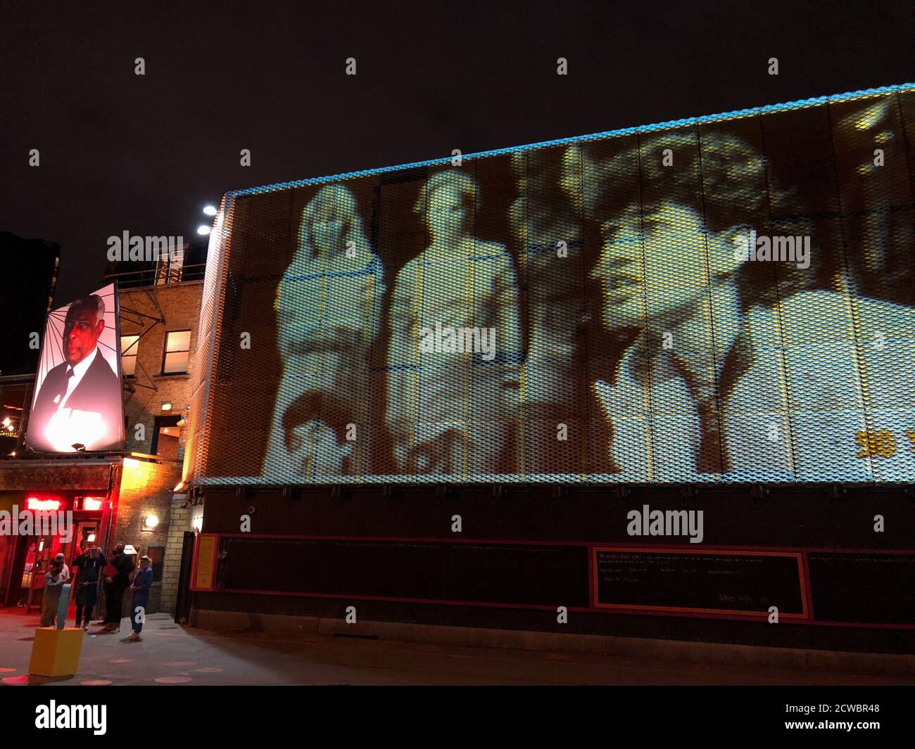 Das YV 50th Projection Project, mit Menschen und Produktionen aus fünf Jahrzehnten im Young Vic in the Cut, London SE1. Dieses Foto zeigt Timothy Whitnall in GODSPELL im Jahr 1981. Das Theater, das im September 1970 eröffnet wurde, feiert seinen 50. Geburtstag. Stockfoto