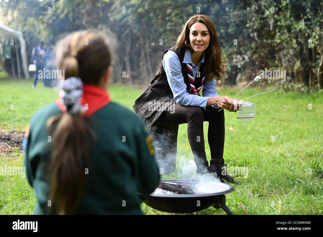 Die Herzogin von Cambridge toast Marshmallows mit Jungen, während eines Besuchs der 12. Northolt Scouts in West London, um lokalen Jungen und Biberscouts für die Unterstützung junger Menschen und ihrer Familien während der Aussperrung zu danken. Stockfoto