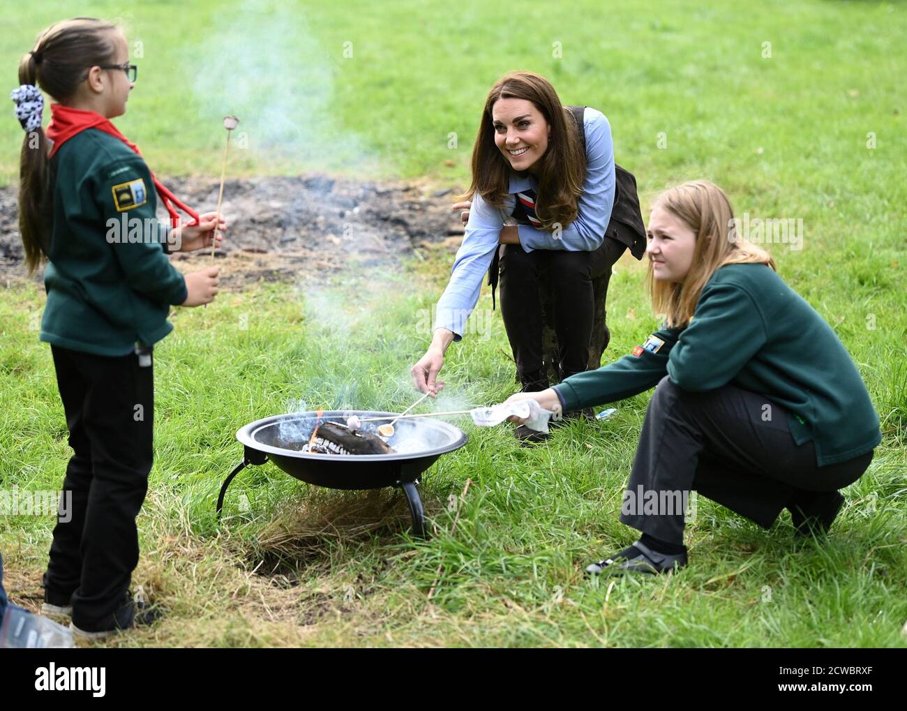 Die Herzogin von Cambridge toast Marshmallows mit Jungen, während eines Besuchs der 12. Northolt Scouts in West London, um lokalen Jungen und Biberscouts für die Unterstützung junger Menschen und ihrer Familien während der Aussperrung zu danken. Stockfoto