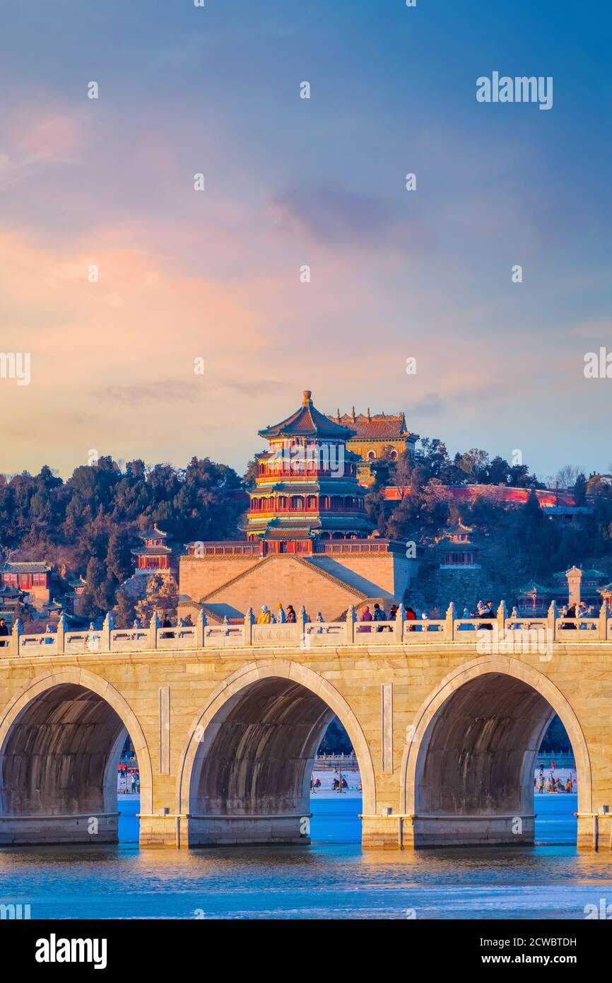 Peking, China - Jan 13 2020: Siebzehn-Bogen-Brücke am Sommerpalast, verbindet das östliche Ufer des Kunming-Sees und Nanhu-Insel im Westen, gebaut d Stockfoto