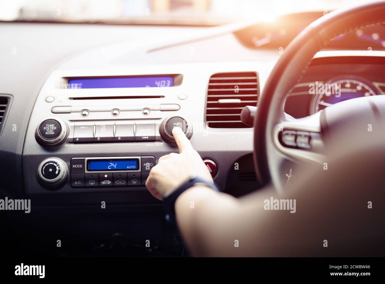 Frau drücken Musik Radio im Auto einschalten Stockfoto